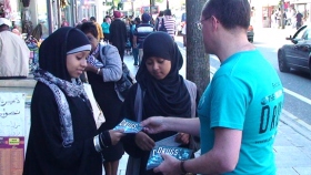 在倫敦大街上，毒品教育的小冊子發送給青少年和成人。